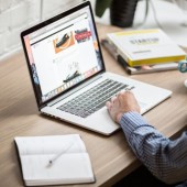 Người dùng internet Nhật phải đối mặt với quảng cáo phản cảm